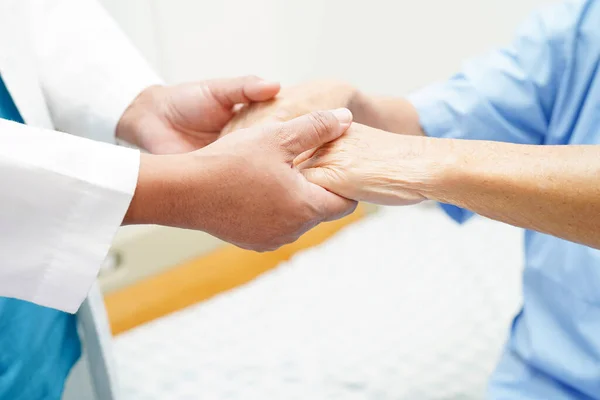 医生牵着手亚洲老年妇女病人 在医院帮助和护理 — 图库照片