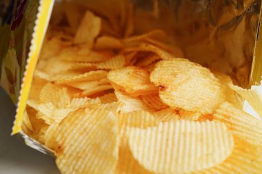 Açık pakette patates cipsi, Crips için baharatlı barbekü sosu, ince dilimlenmiş kızarmış fast food..    