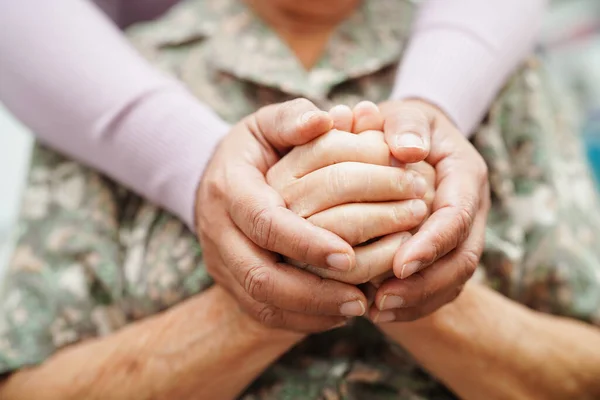 Pflegerin Hält Hand Hand Asiatische Ältere Patientin Hilft Und Pflegt — Stockfoto