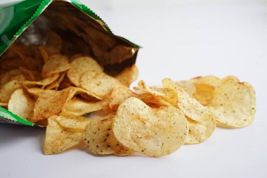 Açık pakette patates cipsi, Crips için baharatlı barbekü sosu, açık torbada ince dilimlenmiş kızarmış fast food..