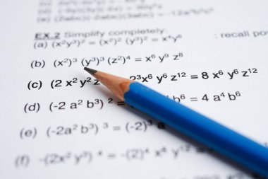 Eğitim okulunda matematik formülü sınav kağıdı üzerine kalem..