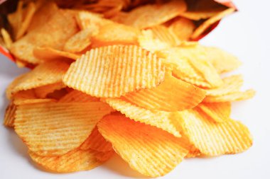 Açık pakette patates cipsi, Crips için baharatlı barbekü sosu, ince dilimlenmiş kızarmış fast food..