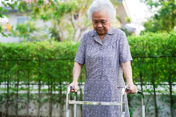 亚洲老年残疾妇女坐轮椅与医生在公园锻炼 医学概念 — 图库照片
