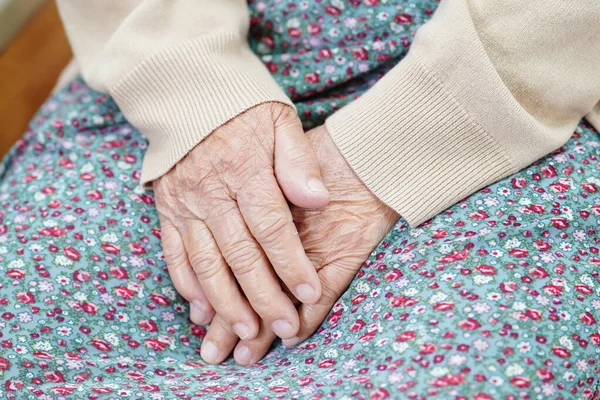Azjatycki Starszy Kobieta Pacjent Siedzi Łóżku Szpitalu Zbliżenie Jej Strony — Zdjęcie stockowe