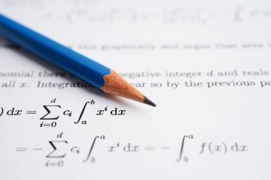 Eğitim okulunda matematik formülü sınav kağıdı üzerine kalem..
