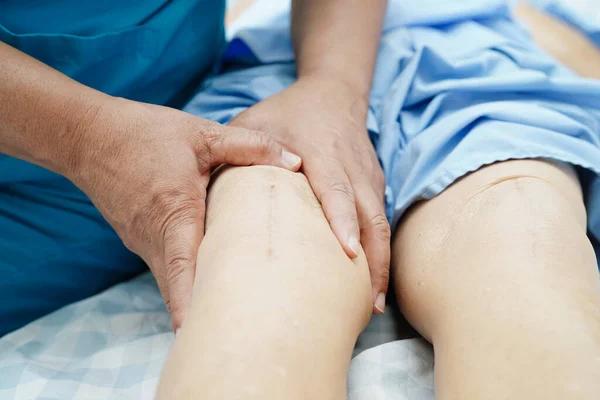 Врач Осмотра Азиатской Пожилой Женщины Пациент Шрамом Операции Замене Колена — стоковое фото