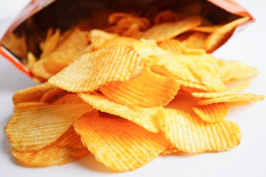 Açık pakette patates cipsi, Crips için baharatlı barbekü sosu, ince dilimlenmiş kızarmış fast food..