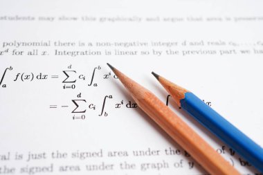 Eğitim okulunda matematik formülü sınav kağıdı üzerine kalem..