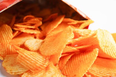 Açık pakette patates cipsi, Crips için baharatlı barbekü sosu, açık torbada ince dilimlenmiş kızarmış fast food..