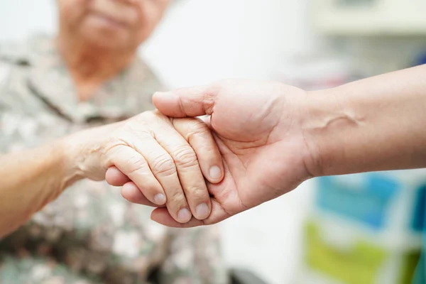 Cuidador Mãos Dadas Mulher Idosa Asiática Paciente Ajuda Cuidado Hospital — Fotografia de Stock