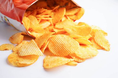 Açık pakette patates cipsi, Crips için baharatlı barbekü sosu, ince dilimlenmiş kızarmış fast food..