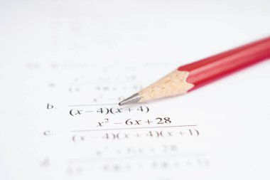 Eğitim okulunda matematik formülü sınav kağıdı üzerine kalem..