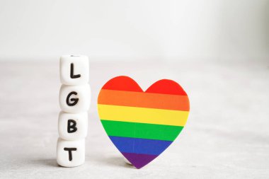 Lezbiyen, biseksüel, transseksüel, insan hakları, hoşgörü ve barışın sembolü olarak gökkuşağı bayrağı taşıyan LGBT metin karakteri.