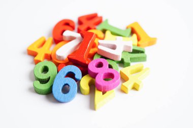 Matematik ve eğitim matematiği öğrenmek için tahta blok küpleri.