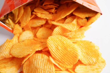 Açık pakette patates cipsi, Crips için baharatlı barbekü sosu, ince dilimlenmiş kızarmış fast food..