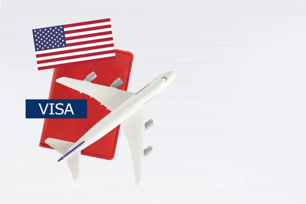 米国ビザとコピースペースと白い背景に飛行機や旗とパスポート — ストック写真