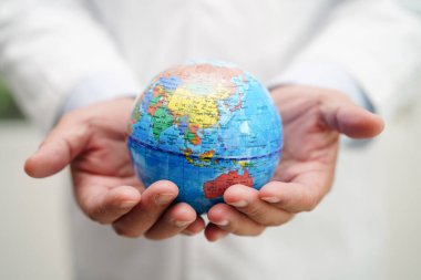 NASA 'nın sağladığı bu görüntünün elementlerini elinde tutan Asyalı doktor..