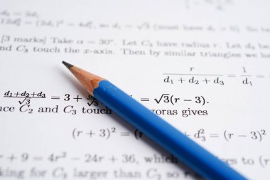 Eğitim okulunda matematik formülü sınav kağıdı üzerine kalem..