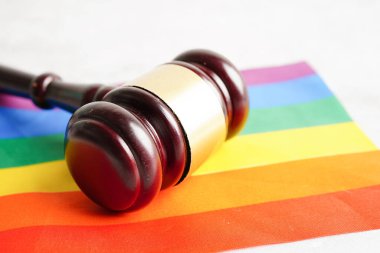 LGBT bayrağı, gökkuşağı rengi aşk sembolü, Haziran ayının gurur ayı, vektör illüstrasyonu. 