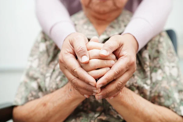 Badante Mano Nella Mano Asiatica Anziana Paziente Donna Aiuto Cura — Foto Stock