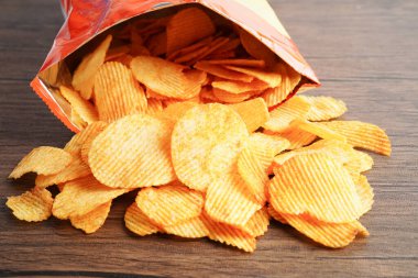 Açık pakette patates cipsi, Crips için baharatlı barbekü sosu, ince dilimlenmiş kızarmış fast food..