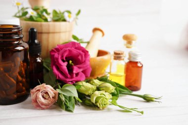 Alternatif ilaç bitkisel organik kapsül E omega 3 vitamini balık yağı, mineral, bitki yapraklı ilaç sağlıklı yaşam için doğal destek.