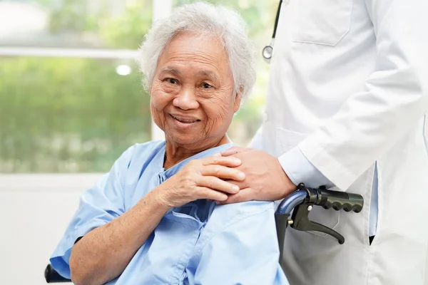 Médico Ajuda Mulher Idosa Asiática Deficiente Paciente Sentado Cadeira Rodas — Fotografia de Stock