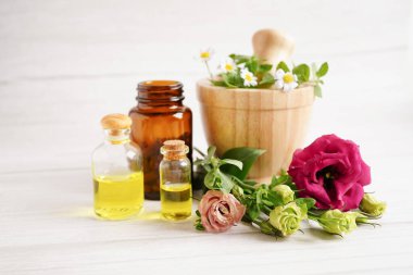 Alternatif ilaç bitkisel organik kapsül E omega 3 vitamini balık yağı, mineral, bitki yapraklı ilaç sağlıklı yaşam için doğal destek.