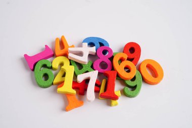 Matematik ve eğitim matematiği öğrenmek için tahta blok küpleri.