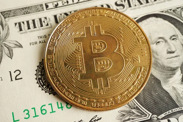 ABD doları üzerindeki altın bitcoin ticari ve ticari para, dijital para, sanal kripto para, engelleme teknolojisi için para banknotları.          