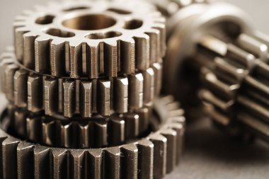 Metal dişli tekerlek motor araba ve bisiklet, mekanik endüstrisi konsepti.  