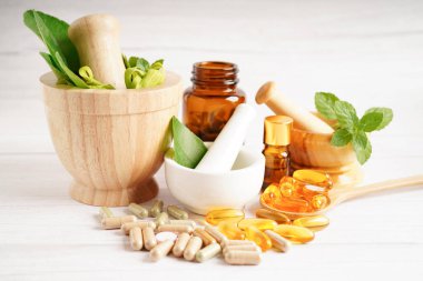 Alternatif ilaç bitkisel organik kapsül E omega 3 vitamini balık yağı, mineral, bitki yapraklı ilaç sağlıklı yaşam için doğal destek.