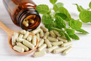 Alternatif ilaç bitkisel organik kapsül E omega 3 vitamini balık yağı, mineral, bitki yapraklı ilaç sağlıklı yaşam için doğal destek.