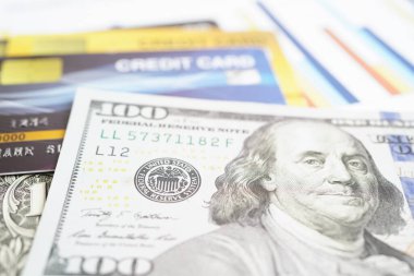 Şifreli kredi kartı ve Amerikan doları banknot parası, güvenlik finans sektörü konsepti.