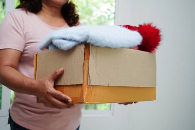 Gönüllüler için karton kutuda kıyafet bağışları.