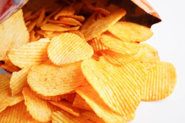 Açık pakette patates cipsi, Crips için baharatlı barbekü sosu, ince dilimlenmiş kızarmış fast food..