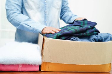 Gönüllüler için karton kutuda kıyafet bağışları.