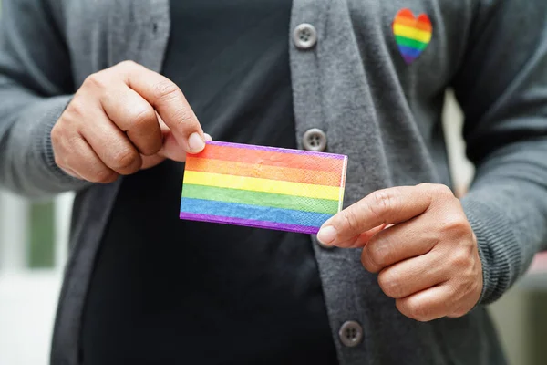 6月のLgbtプライド月間に虹の旗 Lgbtシンボルの権利とジェンダー平等を持つアジアの女性 — ストック写真