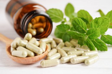 Kovid19 Coronavirus enfeksiyonunu tedavi etmek için bitki kapsüllü panikleme ya da kariyer yaprağı bitkisi..