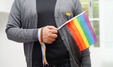 Gökkuşağı bayraklı Asyalı kadın, LGBT sembol hakları ve cinsiyet eşitliği, Haziran ayında LGBT Onur Ayı.