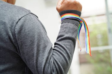 Gökkuşağı bayraklı Asyalı kadın, LGBT sembol hakları ve cinsiyet eşitliği, Haziran ayında LGBT Onur Ayı.