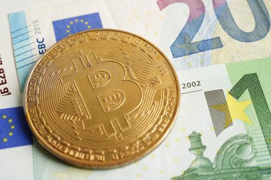 Euro banknotlarındaki altın bitcoin ticari ve ticari para, dijital para birimi, sanal kripto para birimi.