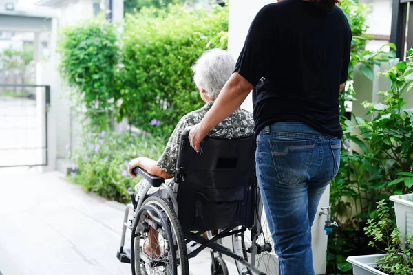 Cuidador Ajuda Asiático Idoso Mulher Deficiência Paciente Sentado Cadeira Rodas — Fotografia de Stock