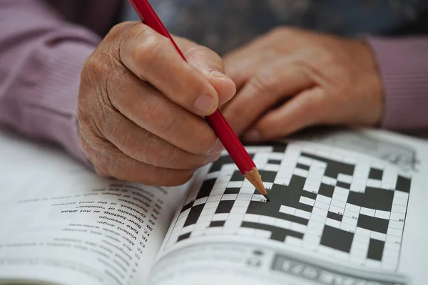 Asiática Anciana Jugando Sudoku Juego Puzzle Para Practicar Entrenamiento Cerebral —  Fotos de Stock