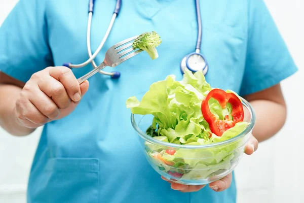 Азіатський Нутриніст Тримає Здорову Їжу Пацієнтів Лікарні Харчуванні Вітаміні — стокове фото