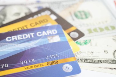 Şifreli kredi kartı ve Amerikan doları banknot parası, güvenlik finans sektörü konsepti.