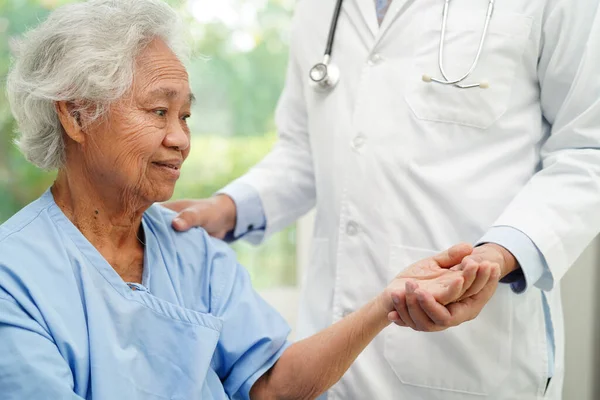 Врач Держась Руки Азиатской Пожилой Женщины Пациент Помощь Уход Больнице — стоковое фото