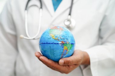 Bangkok, Tayland. 15 Mart 2023. Asyalı Doktor Dünya 'yı elinde tutuyor..