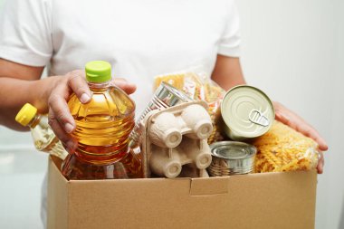 Gönüllülere yardım etmek için bağış kutusundaki yiyecekler..