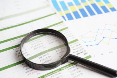 Grafik kağıdındaki büyüteç. Mali kalkınma, Bankacılık Hesabı, İstatistikler, Yatırım Analitik Araştırma Veri Ekonomisi.